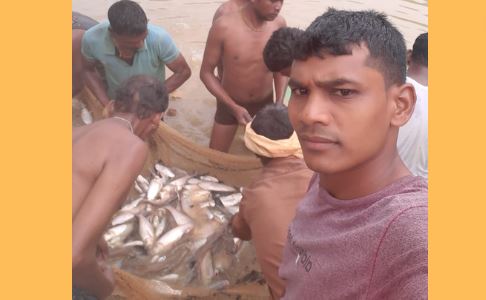 By joining more than 10 youths of the village, earn 40 thousand rupees by doing fish farming.