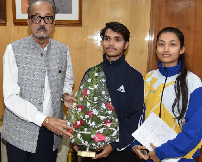 छत्तीसगढ़ के दो प्रतिभागी 16वीं विश्व योग प्रतियोगिता में भारत का प्रतिनिधित्व करेंगे। राज्यपाल रमेन डेका ने 50 हजार रुपये की आर्थिक सहायता दी।