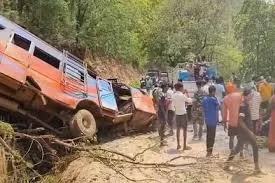 बारातियों की बस पलटी, बलरामपुर में तीन की मौत, 57 घायल, बस बेलकोना पंचायत से झारखंड के लिए निकली थी, लेकिन रास्ते में 50 फीट गहरी खाई