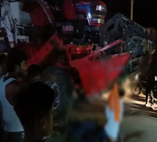 बाइक हार्वेस्टर दुर्घटना में तीन युवकों की मौत, परिजनों ने 7 घंटे किया चक्काजाम, मुआवजा नहीं मिला, महिलाएं बेहोश।