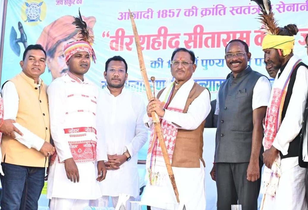 मुख्यमंत्री विष्णु देव साय सातगढ़ कंवर समाज सम्मेलन में संबोधित करते हुए, शहीद सीताराम कंवर की प्रतिमा का अनावरण करते हुए, समाज के प्रतिनिधियों के साथ मंच पर