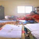 फाइल गुम, सिस्टम सुस्त: बादाम देकर किया अनोखा प्रदर्शन