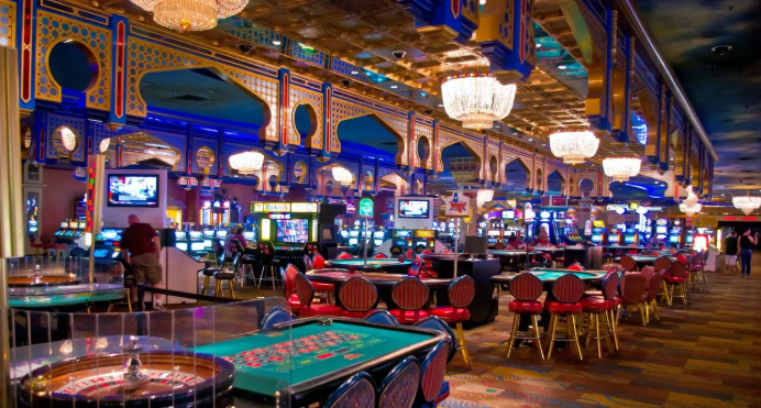Goa Casino Tourism - गोवा कैसीनो में गेमिंग टेबल्स