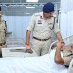 Raipur Police Commissioner: घायल जवानों से मिले संजीव शुक्ला