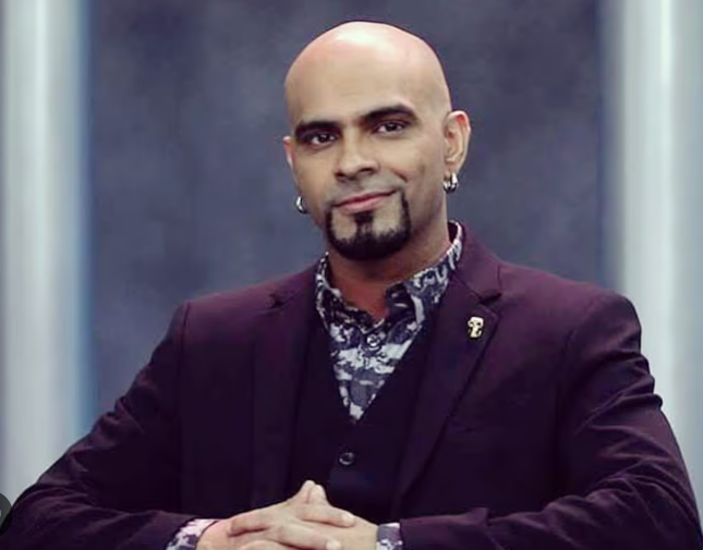 Raghu Ram Bald Look के बारे में इंटरव्यू के दौरान बात करते हुए रघु राम की तस्वीर
