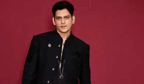 Vijay Varma Skincare Routine के बारे में बात करते हुए एक्टर विजय वर्मा की तस्वीर, अवॉर्ड शो के दौरान ली गई