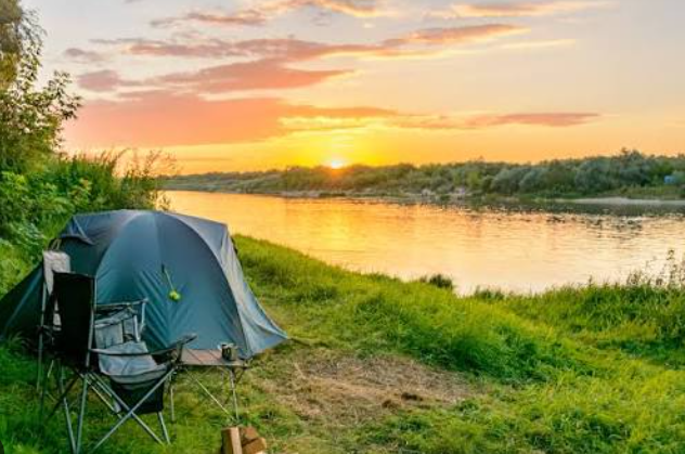 Camping Safety Tips India — पहाड़ों के बीच सुरक्षित तरीके से लगाया गया कैंपिंग टेंट