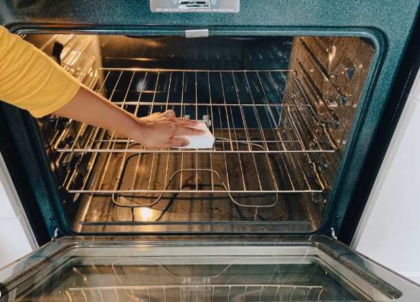Oven Rack Cleaning Tips से बेकिंग सोडा और विनेगर से साफ हो रही ओवन रैक
