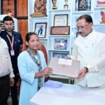 तकनीक के सहारे आगे बढ़ेगी जयमंती की पढ़ाई, मिला लैपटॉप