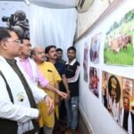 दृश्य संवाद 2026 में पुरानी तस्वीरों से फिर जुड़ीं मुख्यमंत्री साय की यादें