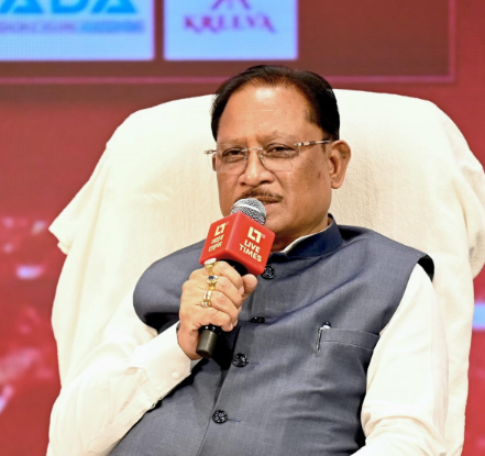 मुख्यमंत्री विष्णुदेव साय विकसित छत्तीसगढ़ कार्यक्रम में बयान देते हुए