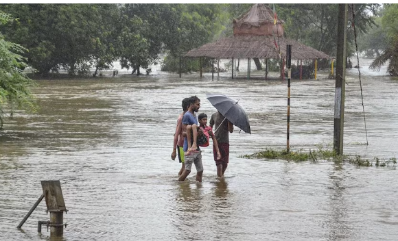 ग्वालियर-चंबल क्षेत्र में तेज बारिश के दौरान सड़क पर बादल और बूंदों का दृश्य