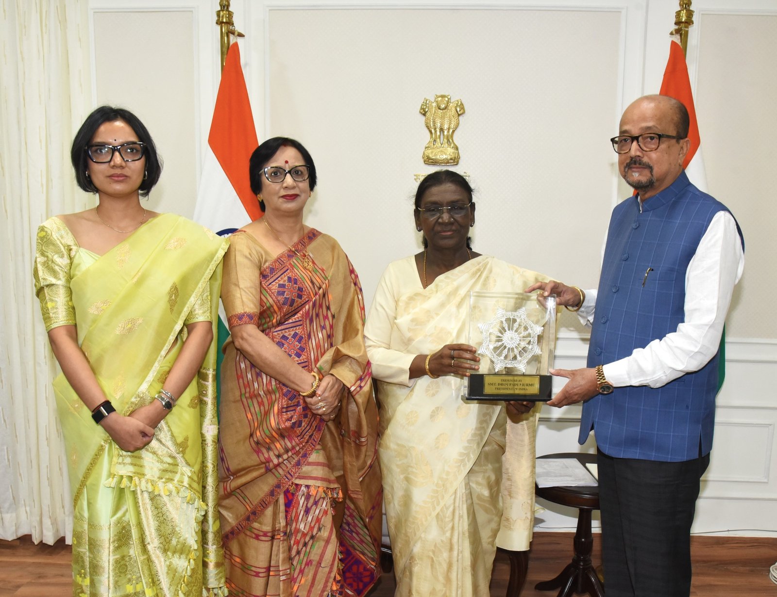 राष्ट्रपति द्रौपदी मुर्मु, रमेन डेका, पहाड़ी मैना, कोसा साड़ी,