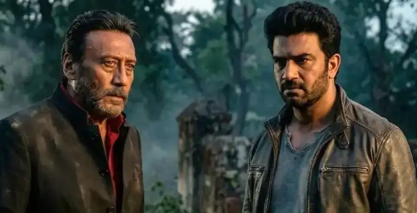 काली खेती रिलीज़ डेट: अंधेरे में सूखे खेत के बीच खड़ी लालटेन का मूल इलस्ट्रेशन